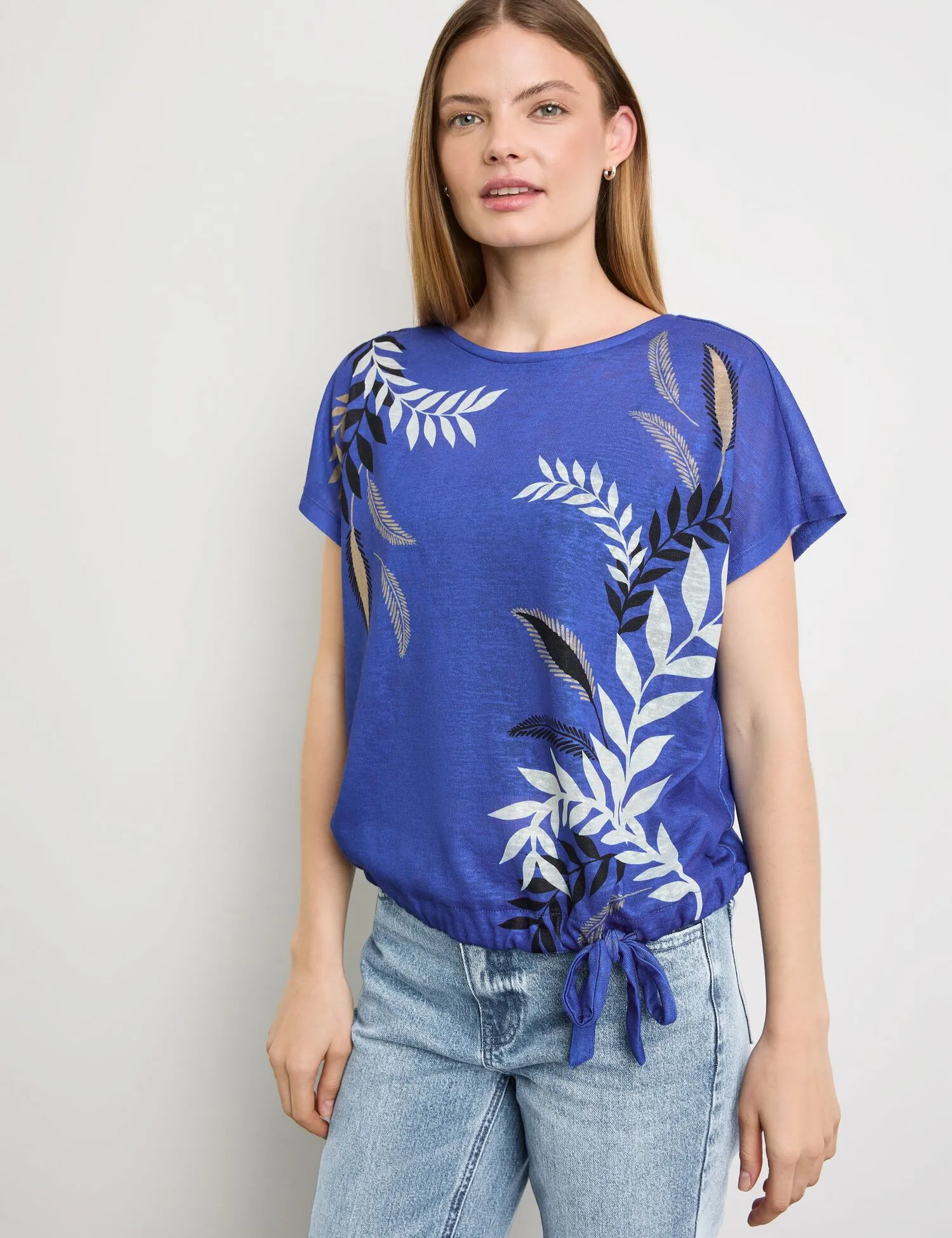 Casual top with a drawstring hem