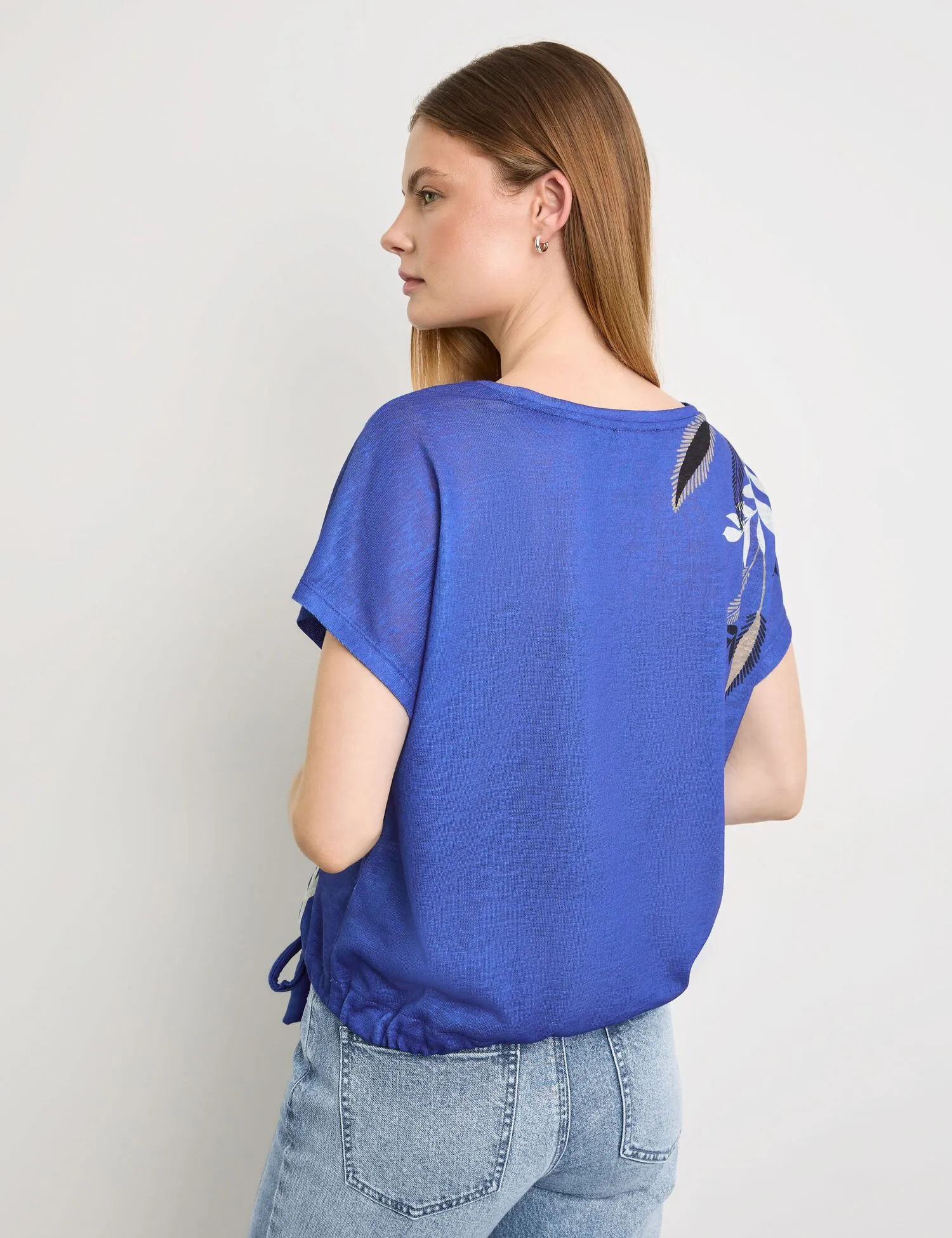 Casual top with a drawstring hem