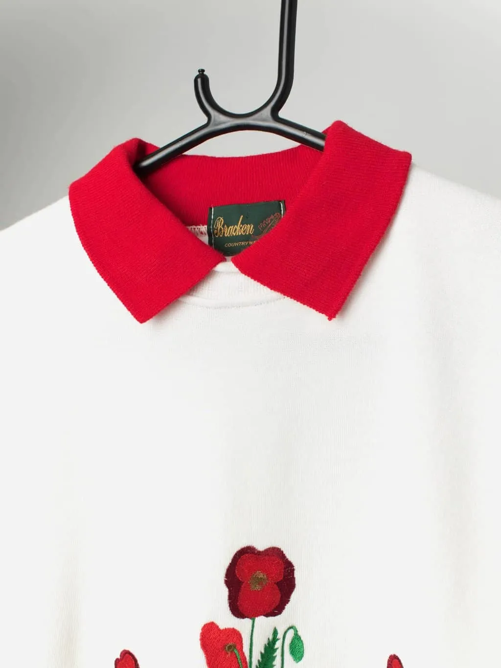 Vintage collared sweatshirt with embroidered red poppies – Medium